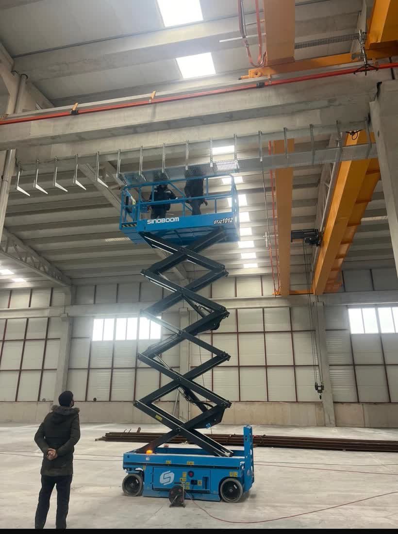 Sanayi tesisinde makaslı platform çalışması