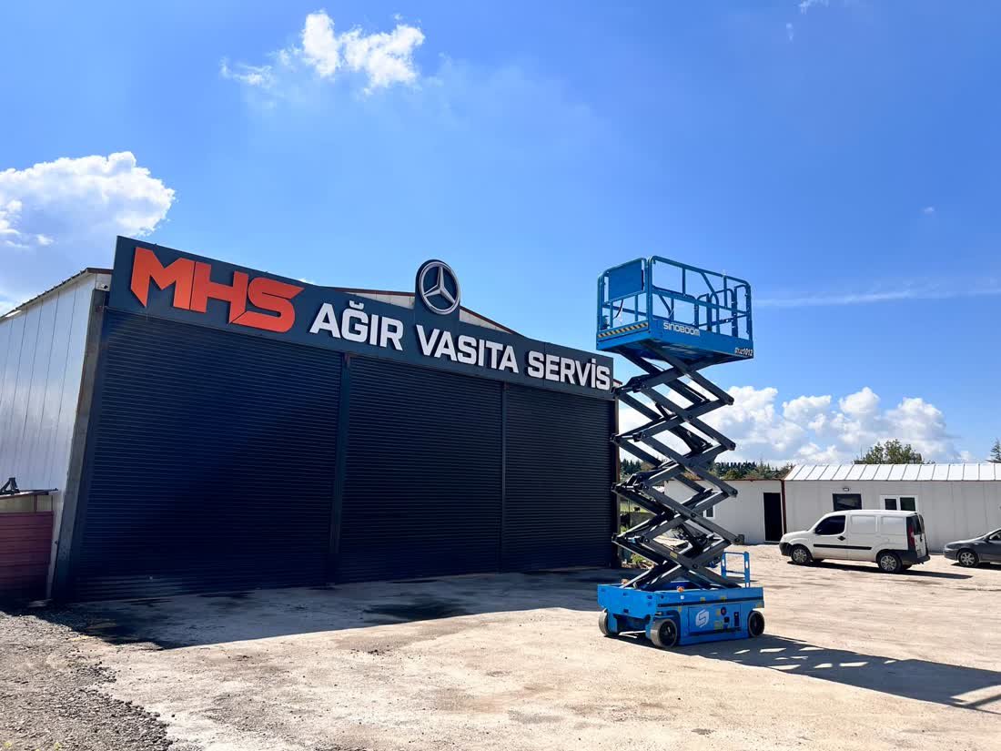 Ağır vasıta servisi tabela çalışmasında makaslı platform kullanımı