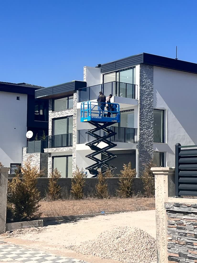 Villa cephesinde ve balkonunda makaslı platform ile çalışma